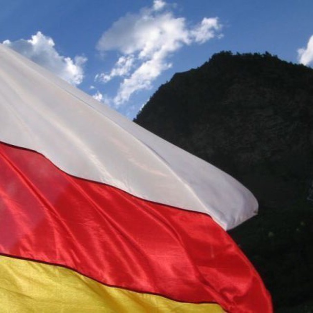 Осетия вхождения. Флаг Северной Осетии. Флаг РСО-Алания. Флаг Алании Осетии. Флаг Осетии в горах.