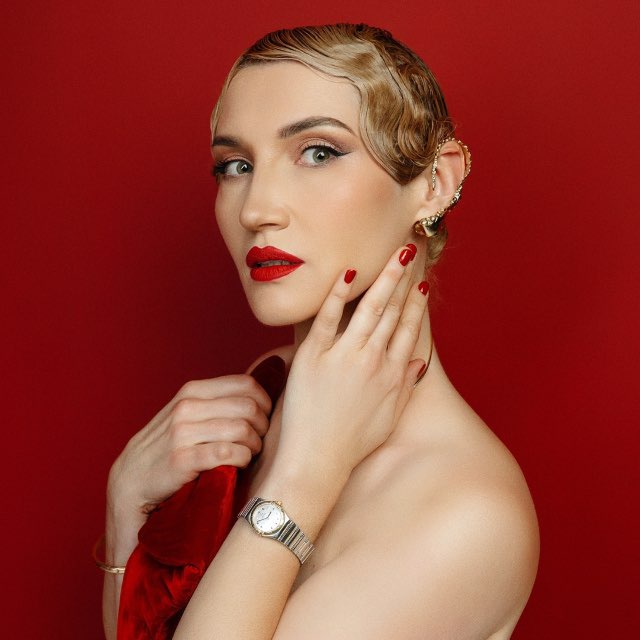 Гламурная блондинка