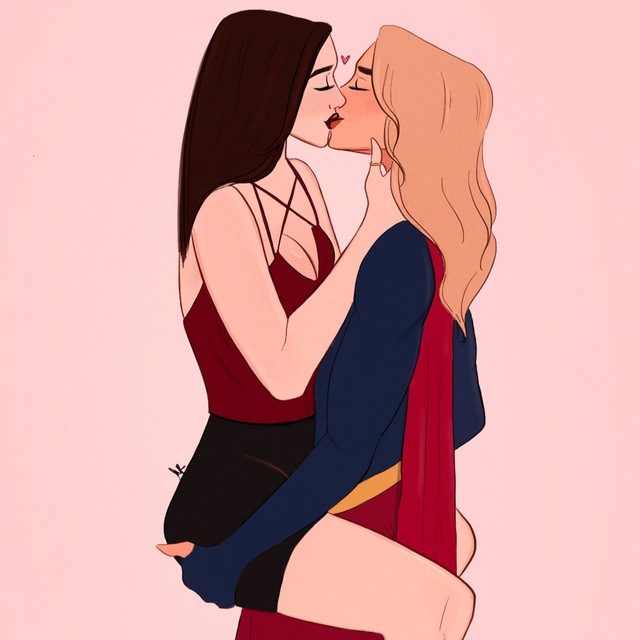 Две девушки целуются в губы