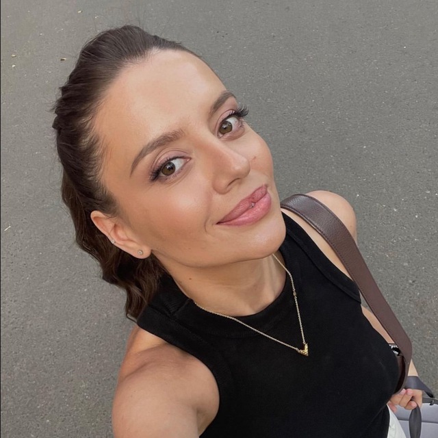 Девушка в зеленом шарфе