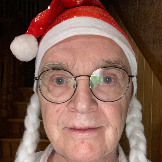 Языки дед. Старый китаец. Языки дед. Языки дед. Дед показывает фигу.